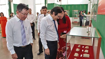 Các đại biểu xem bộ sưu tập đàn đá Bình Đa được công nhận Bảo vật quốc gia, đang lưu giữ tại Bảo tàng Đồng Nai.