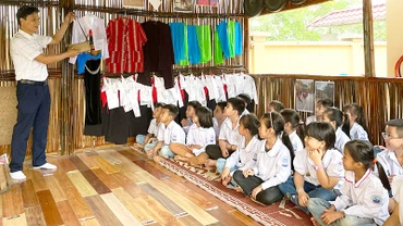 Giờ học tại không gian văn hóa Mường, Trường tiểu học và trung học cơ sở A Đú Sáng (Kim Bôi, Hòa Bình).