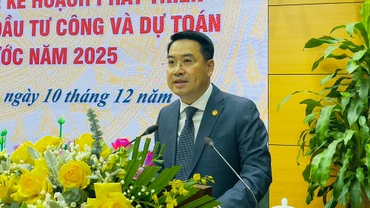 Chủ tịch Ủy ban nhân dân tỉnh Nguyễn Tuấn Anh phát biểu triển khai nhiệm vụ năm 2025. (Ảnh: THANH SƠN)