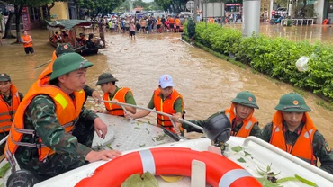 Cán bộ chiến sĩ Quân khu 2 tham gia ứng cứu người dân tại thành phố Yên Bái trong bão Yagi. (Ảnh: THANH SƠN)