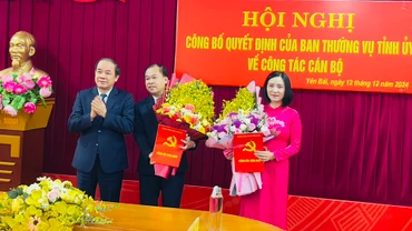 Phó Bí thư Thường trực Tạ Văn Long trao quyết định và hoa cho các đồng chí vừa được bổ nhiệm. (Ảnh: THANH SƠN)