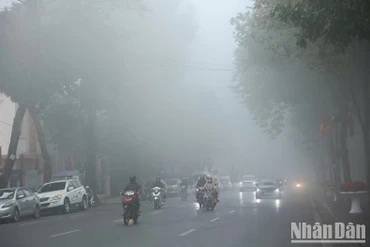 Trẻ em, phụ nữ, phụ nữ mang thai, người già, người có thể trạng yếu, người đang mang bệnh là những đối tượng có nguy cơ cao bị suy giảm sức khỏe bởi ô nhiễm không khí.