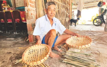 Ông Trần Văn Mến, 75 tuổi là một trong số ít người dân theo nghề đan đát tại xã Phú Lễ, huyện Ba Tri, tỉnh Bến Tre.