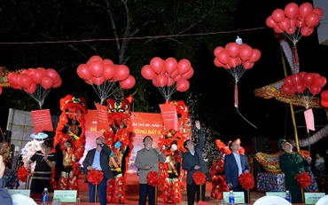 Nghi thức thả thơ tại Tây Nguyên trong Ngày thơ Việt Nam năm 2025. 