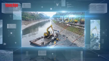 [Video] Đội mưa, vượt rét nạo vét sông Tô Lịch