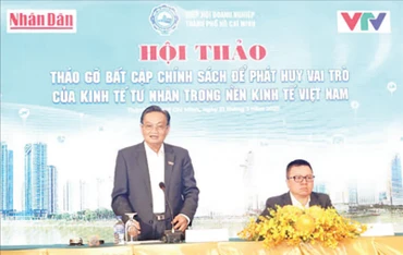 Các đại biểu chủ tọa Hội thảo "Tháo gỡ bất cập chính sách để phát huy vai trò của kinh tế tư nhân trong nền kinh tế Việt Nam". (Ảnh THẾ ANH)