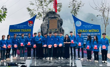 Lễ kết nạp 70 thanh niên ưu tú vào Đoàn tại khu di tích. (Ảnh: THANH SƠN)