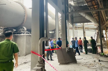 Cơ quan chức năng tổ chức khám nghiệm hiện trường vụ tai nạn lao động. (Ảnh: THANH SƠN)