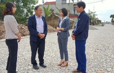Giáo dân Nguyễn Văn Cường (thứ hai từ trái sang), trú tại xã Quỳnh Ngọc (huyện Quỳnh Phụ, tỉnh Thái Bình) tự nguyện góp hơn 200 mét vuông đất ở trị giá hơn 1 tỷ đồng để làm đường.