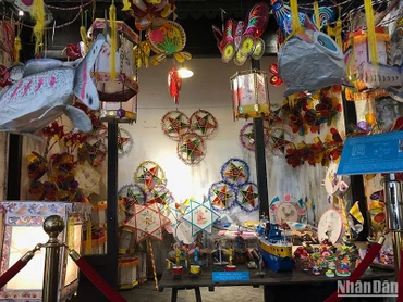 Trưng bày đồ chơi Trung thu truyền thống ở Hoàng thành Thăng Long.