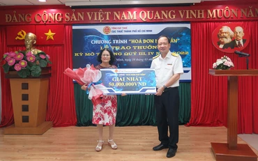 Trao thưởng cho người nhận giải nhất 50 triệu đồng trong kỳ trao thưởng “Hóa đơn may mắn” đợt 2.