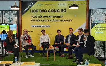Các đại biểu giao lưu tại buổi họp báo.