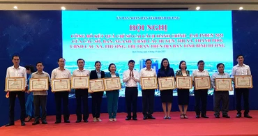 Chủ tịch Ủy ban nhân dân tỉnh Bình Dương Võ Văn Minh trao tặng Bằng khen cho tập thể và cá nhân.
