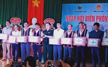 Tặng quà cho các hộ nghèo xã Ia Chía.