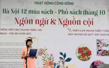 Giám đốc, Tổng Biên tập Nhà xuất bản Phụ nữ Khúc Thị Hoa Phượng phát biểu tại Lễ khai mạc. (Ảnh: Nhà xuất bản Phụ nữ)