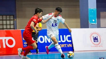 Pha tranh bóng giữa cầu thủ hai đội Thái Sơn Nam (áo trắng) và Tân Hiệp Hưng trong trận mở màn lượt về giải futsal HDBank vô địch quốc gia 2023.
