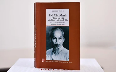 Cuốn “Hồ Chí Minh: Những bài viết và những cuộc tranh đấu”. (Ảnh: Ban tổ chức giải cung cấp)