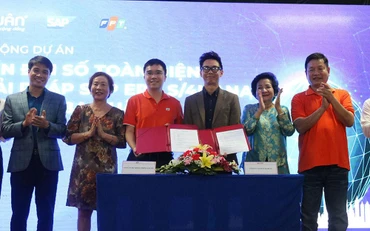 Đại diện FPT và Công ty cổ phần Ba Huân ký kết hợp tác chuyển đổi số toàn diện.