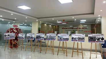 Những hình ảnh tư liệu lịch sử được trưng bày tại sảnh nhà E, Trường đại học Khoa học xã hội và Nhân văn.
