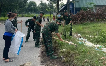 Bộ đội giúp dân tổng vệ sinh môi trường để phòng, chống dịch sốt xuất huyết ở Bình Dương. 