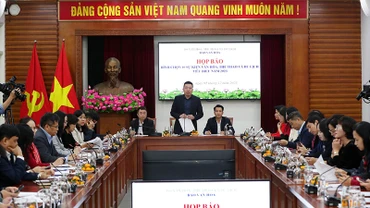 Nhà báo Nguyễn Anh Vũ, Tổng Biên tập Báo Văn hóa thông tin về nội dung bình chọn. (Ảnh: TRẦN HUẤN)