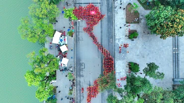 Bản đồ Tổ quốc do 500 nữ sinh viên Học viện Phụ nữ Việt Nam trong trang phục áo dài cờ đỏ sao vàng thực hiện.