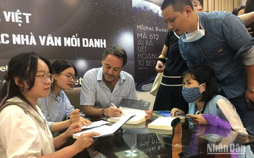 Nhà văn trinh thám Pháp Michael Bussi giao lưu với bạn đọc Việt Nam.