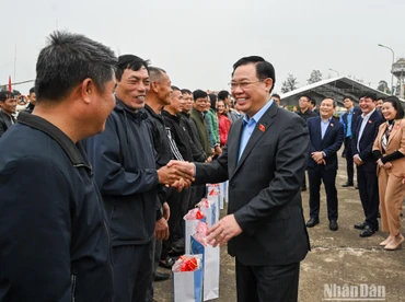 Tại Khu neo đậu tàu thuyền Cửa Phú, xã Bảo Ninh, thành phố Đồng Hới, Chủ tịch Quốc hội Vương Đình Huệ và đoàn công tác đã đến thăm hỏi, chúc Tết các ngư dân. (Ảnh: DUY LINH)