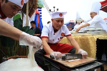 Trình diễn phở Việt tại Festival Phở 2024.