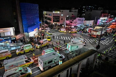Lực lượng chức năng Hàn Quốc tại hiện trường vụ giẫm đạp. (Ảnh: AFP/TTXVN)