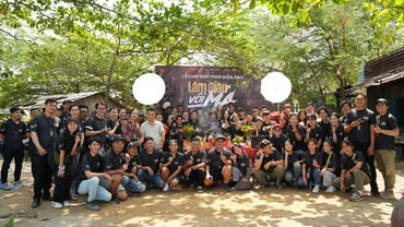 Đoàn làm phim "Làm giàu với ma" trong buổi lễ khai máy. (Ảnh: Đoàn làm phim cung cấp)