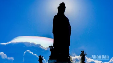 Mây ngũ sắc phía sau tôn tượng Phật Tây Bổ Đà Sơn.