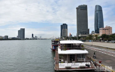 Tàu du lịch trên sông Hàn là lựa chọn của nhiều du khách khi trải nghiệm thành phố về đêm.