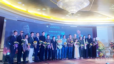 Đoàn làm phim “Đội điều tra số 7” trong buổi ra mắt.