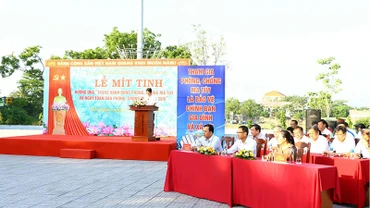 Quang cảnh buổi lễ mít-tinh.