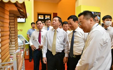 Các đại biểu tham quan triển lãm sách trong khuôn khổ Hội thảo. (Ảnh: Ban tổ chức cung cấp)