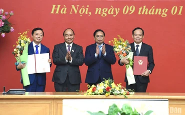 Chủ tịch nước Nguyễn Xuân Phúc và Thủ tướng Phạm Minh Chính trao quyết định và hoa chúc mừng Phó Thủ tướng Trần Hồng Hà, Phó Thủ tướng Trần Lưu Quang. (Ảnh: TRẦN HẢI)