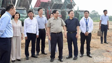Thủ tướng Phạm Minh Chính thị sát dự án các tuyến đường trọng điểm tỉnh Bắc Ninh. (Ảnh: TRẦN HẢI)