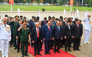 Các đồng chí lãnh đạo, nguyên lãnh đạo Đảng, Nhà nước thành kính tưởng nhớ Chủ tịch Hồ Chí Minh.