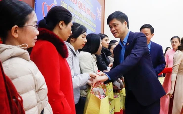 Phó Chủ tịch Tổng Liên đoàn Lao động Ngọ Duy Hiểu tặng quà Tết cho công nhân có hoàn cảnh khó khăn.