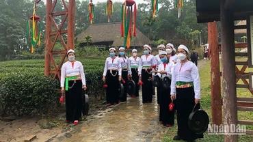 Đồng bào Mường đón khách tại Làng.