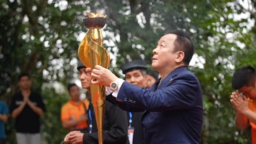 Chủ tịch HĐQT SHB Đỗ Quang Hiển xin lửa thiêng tại Đền Hùng.