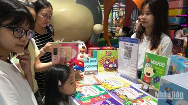Đông đảo phụ huynh và bạn nhỏ quan tâm đến bộ sách ngay khi vừa phát hành.