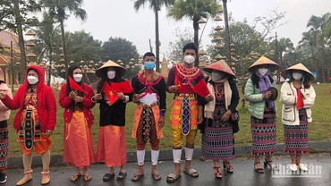 Đồng bào các dân tộc đón khách tham quan tại Làng trong dịp đầu xuân.