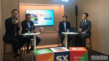 Các diễn giả trao đổi tại buổi Roadshow.