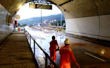 Lực lượng quản lý hầm Hải Vân nỗ lực suốt đêm dọn đất cát, bùn đá sau khi lũ quét. (Ảnh: ĐN)