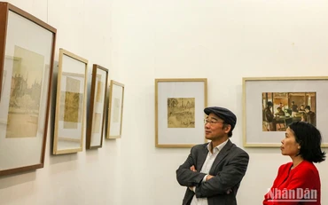 Người xem tham quan triển lãm. (Ảnh: NHẬT QUANG)