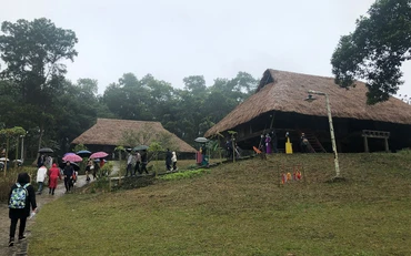 Du khách tham quan làng Mường tại Làng Văn hóa Du lịch các dân tộc Việt Nam.