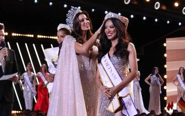 Nguyễn Huỳnh Kim Duyên nhận tiara Á hậu 2. (Ảnh: Global beauty)