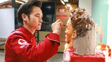 Nghệ nhân Tình Phan đang thực hiện chiếc bánh điêu khắc 3D chứa đựng “mật thư” gửi lời chúc tới cầu thủ Nguyễn Xuân Son. (Ảnh: NVCC)